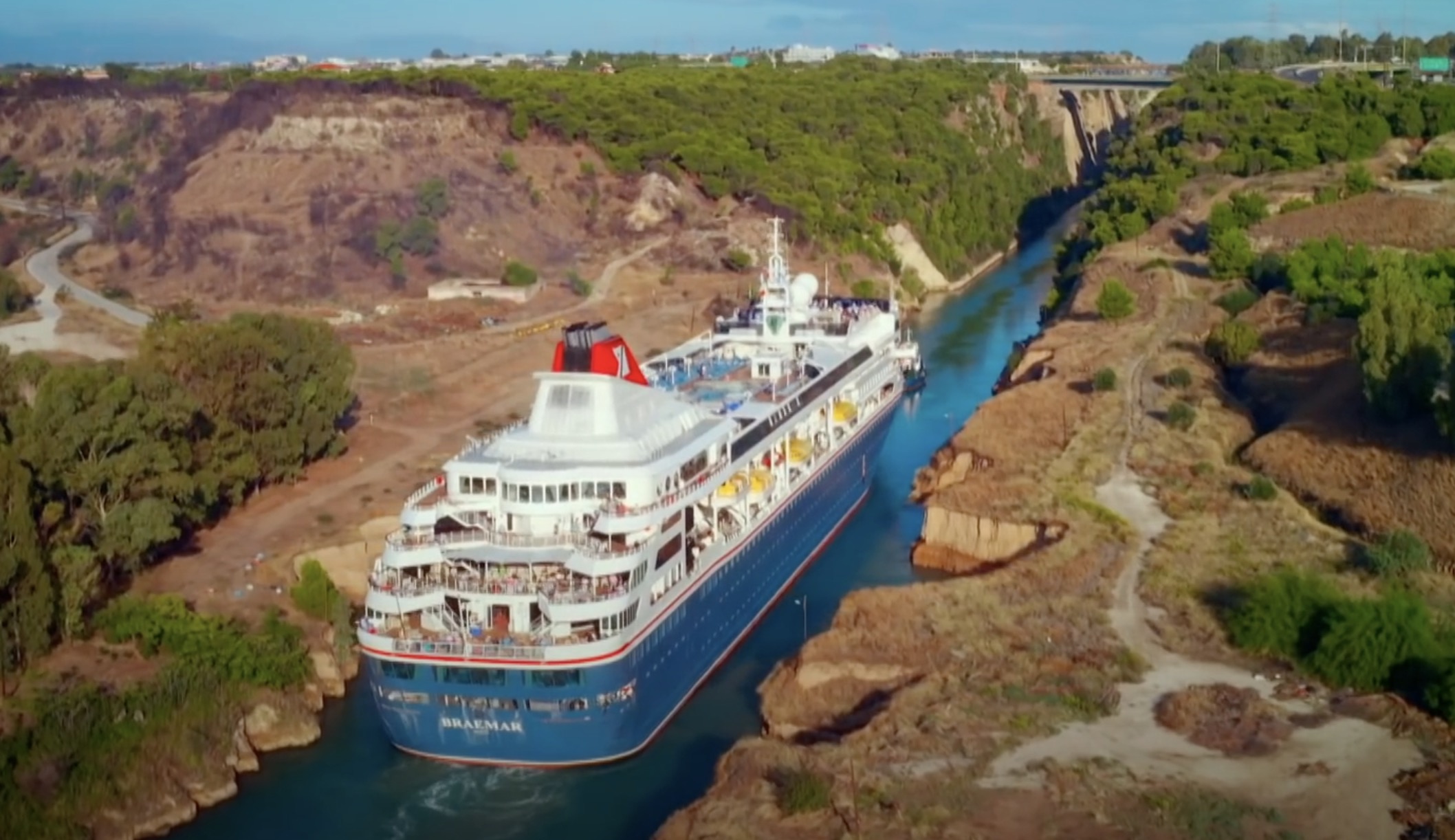 Video A Cruise Ship Is Amazingly Guided Through The Very Narrow